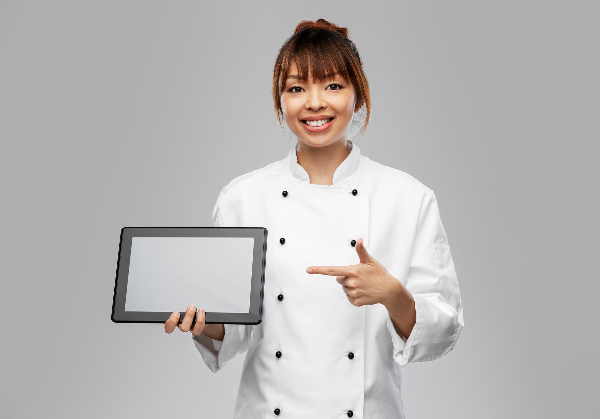 Instructor mostrando plato durante clase online